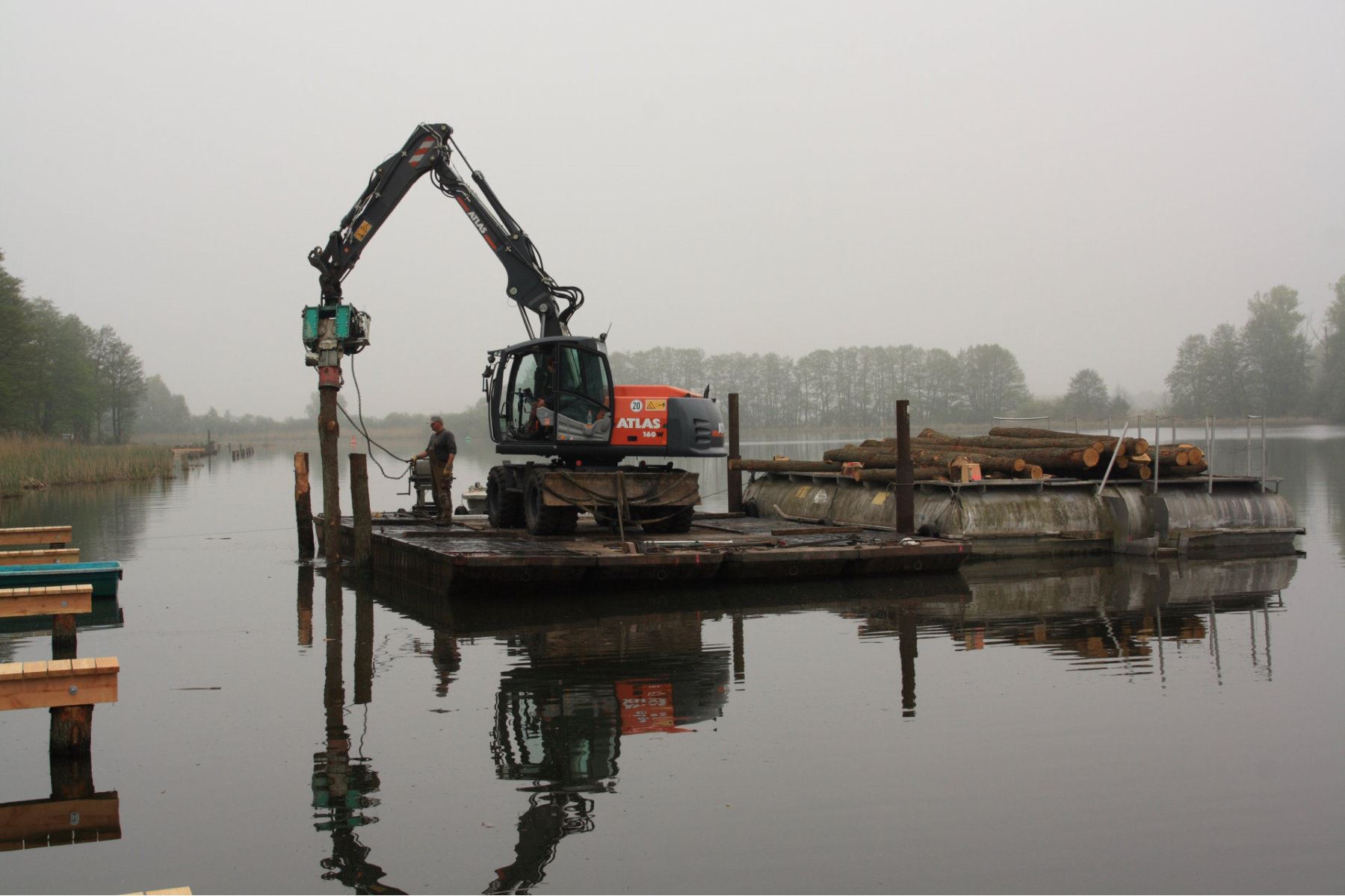 Atlas Bagger auf einem Ponton